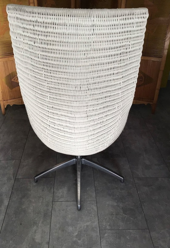Image 1 of Weißer Drehsessel aus Rattan