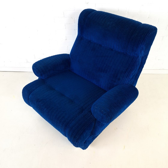 Image 1 of 1 fauteuil vintage à roulettes en velours côtelé bleu chromé