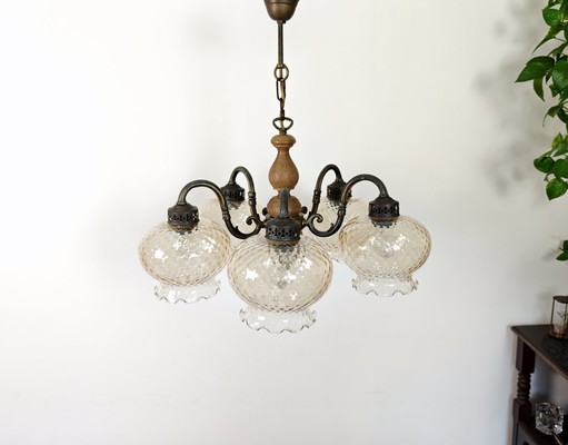 Lustre vintage en laiton à 5 lumières / Abat-jour en verre transparent ondulé style ouragan / Plafonnier rustique en bois et