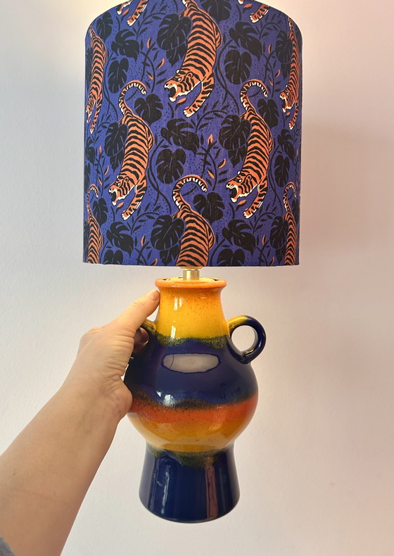 Image 1 of Een tafellamp gemaakt van een originele Dümler & Breiden Pop Art vaas uit de jaren 70, vervaardigd uit gerecyclede materialen.