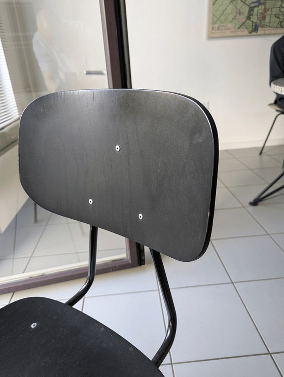 Image 1 of 4 schwarze Esszimmerstühle – im Stil von Friso Kramer