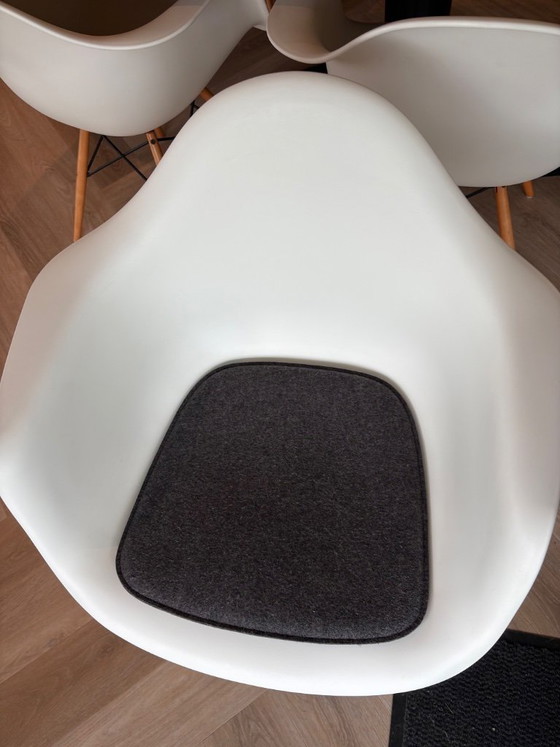 Image 1 of 6 chaises Vitra DAW blanches
