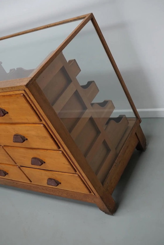 Image 1 of Antieke Britse Esdoorn- en Eikenhouten Fourniturenkast / Winkeltoonbank, 1920/30s