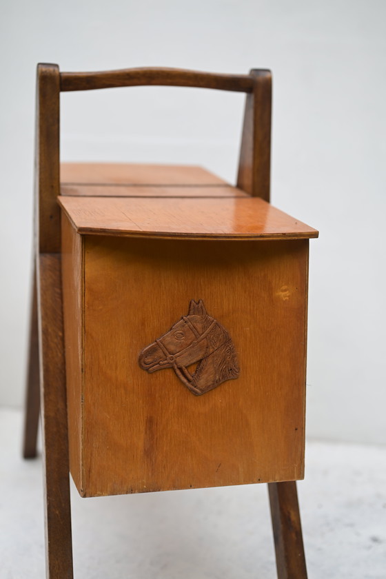 Image 1 of Pezzo unico, retrò e vintage!! Scatola da cucito di metà secolo con motivo a cavallo: contenitore in stile scandinavo retrò.