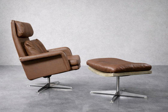 Image 1 of Fauteuil pivotant et repose-pieds en cuir marron, style danois moderne vintage, années 1970, ensemble de 2