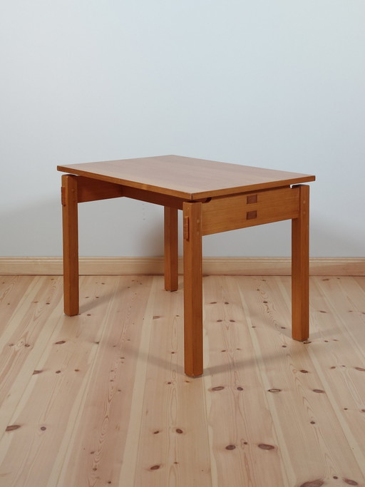 Mesita auxiliar vintage de madera de pino, pieza de artesano.