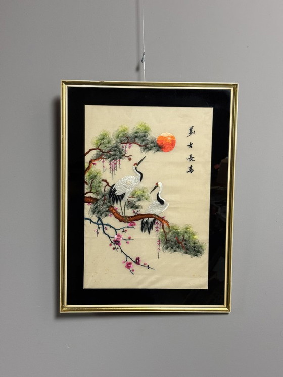 Image 1 of Pannello ricamato giapponese con gru, fiori di ciliegio e sole nascente, XX secolo.