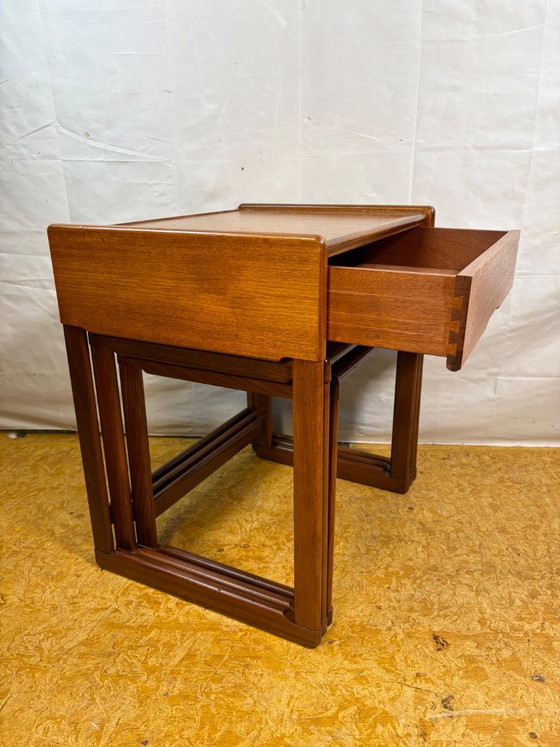 Tavolini impilabili vintage G Plan in teak | Anni '60 | Raro dettaglio del cassetto | Design britannico di (photo 4 of 9)