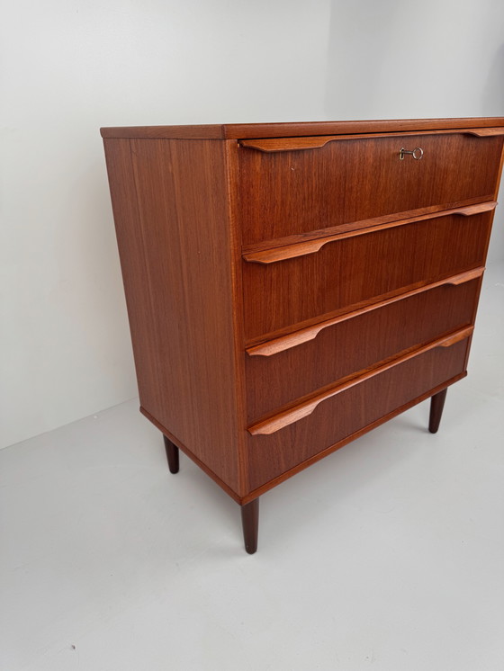 Image 1 of Cassettiera danese vintage: elegante design in teak di metà secolo