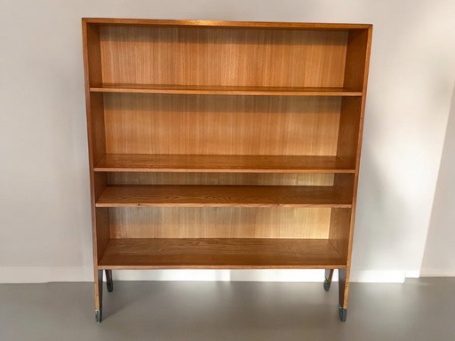 Mid Century Bücherregal konisch zulaufend mit Messingschuhen. Sehr hochwertig verarbeitetes Designstück  der 50er/60er Jahre.