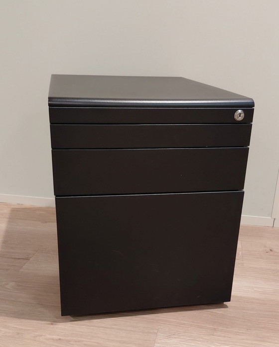 Image 1 of Scrivania da ufficio in faggio con sedia direzionale regolabile in pelle e mobiletto con base a rotelle