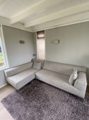 Sofá Bloq de 2,5 plazas y sillón largo, incluye dos cojines de bloque, color gris claro jaspeado.