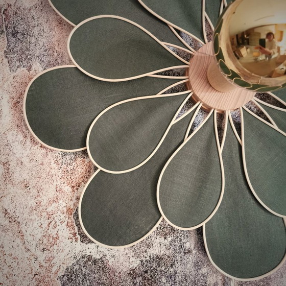 Image 1 of Applique a forma di fiore, modello Camellia, 16 petali in rattan e tessuto (colore personalizzabile)