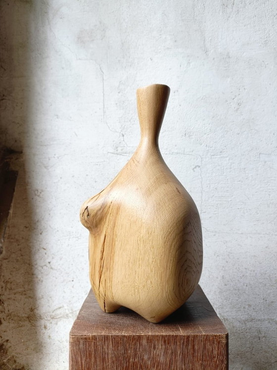 Image 1 of Vase / sculpture en chêne massif sculpté