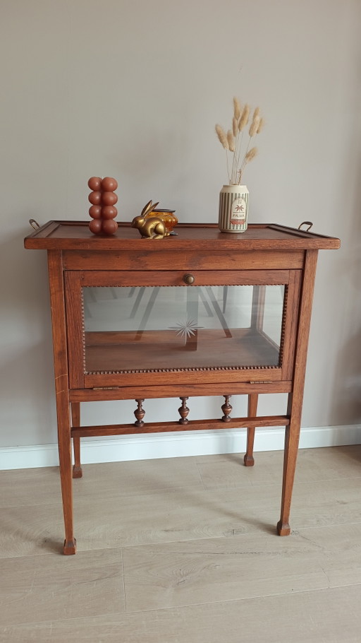 Magnifique meuble à thé vintage avec une étoile taillée en netteté