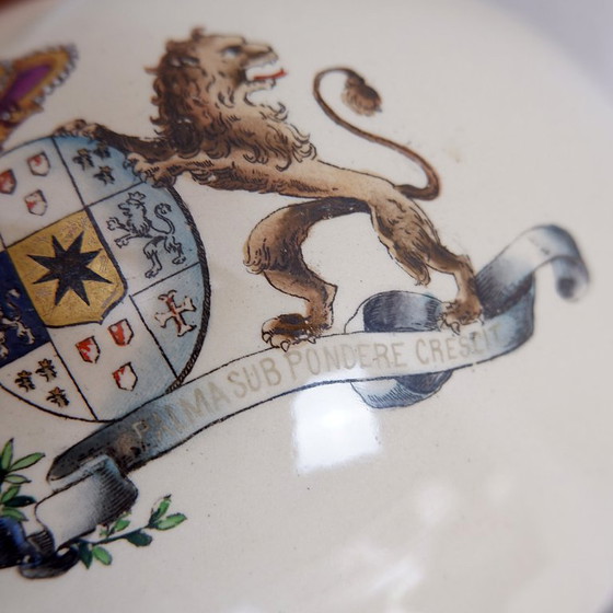 Image 1 of Grote wijnkaraf versierd met de wapenschilden van koning Willem III en de koningin