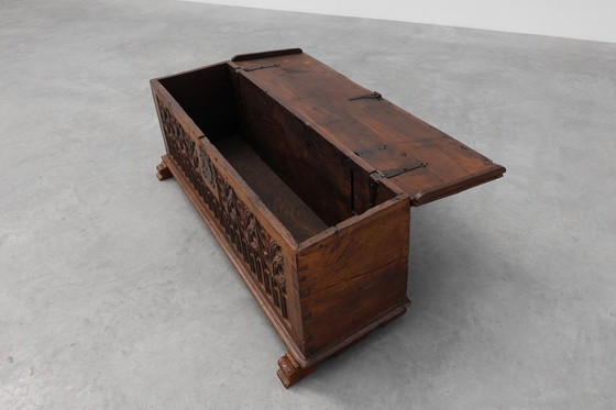 Image 1 of Raro Gran arcón gótico del siglo XVI tallado en roble macizo, Francia