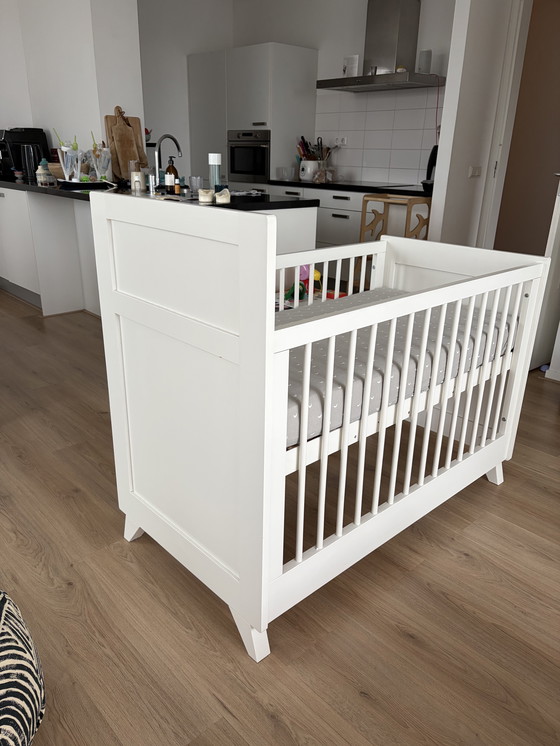 Image 1 of Culla per bambini dipinta a mano, bianca lucida