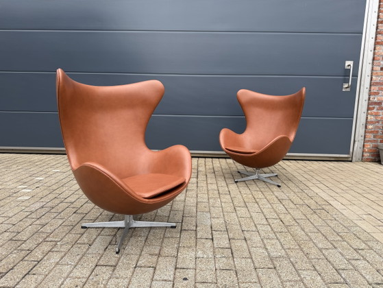 Image 1 of 2 poltrone Egg Chair di Fritz Hansen degli anni '60 in pelle color cognac, in condizioni perfette!