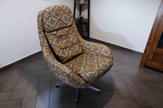 Image 1 of Set van 2 vintage draaibare fauteuils met hoge rugleuning en abstracte bekleding.