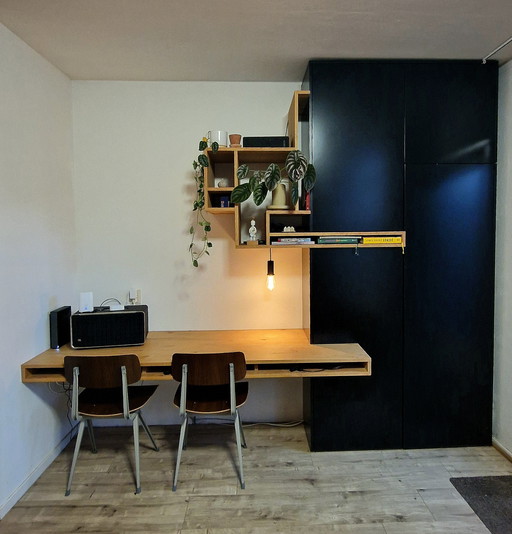 Bureau avec armoire haute noire intégrée