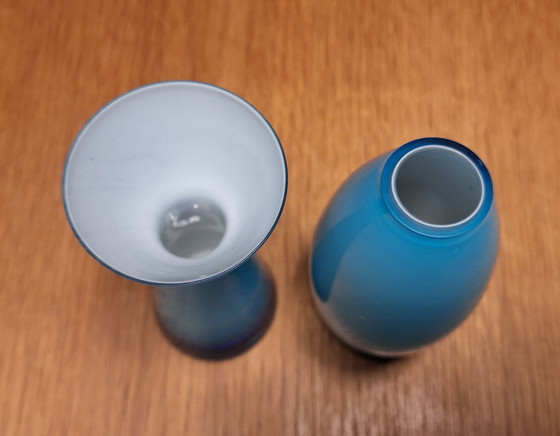 Duo blauer mundgeblasener Miniaturvasen, Glas (Foto 3 von 6)