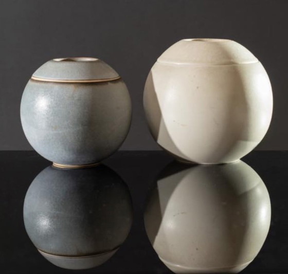 Image 1 of Set van 2 bolvormige aardewerken vazen ​​in mid-century modern stijl, Franco Bucci Italië ca. 1970