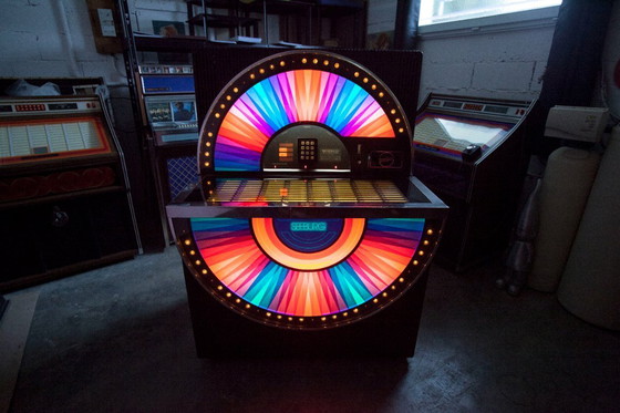 Image 1 of Gerestaureerde en onderhouden Seeburg Sunstar jukebox uit 1976 met 80 schijven en 160 nummers.