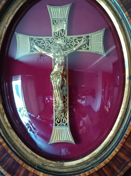 Antikes religiöses Kruzifix aus dem 19. Jahrhundert unter Wölbglas - Messing und Samt - 40cm – Bildhauerei (photo 2 of 6)
