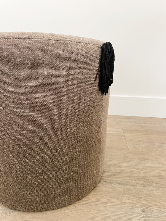 Image 1 of Pouf fatto a mano con dettagli a frange nere.