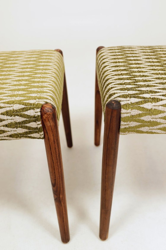 Image 1 of Set van 2 eetkamerstoelen van massief essenhout met groene jacquardstof.