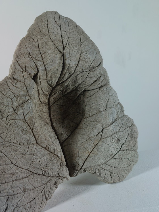 Image 1 of Coupe à fruits vintage en béton coulé, motif de feuille, pour bain d'oiseaux.