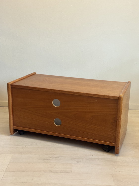 Image 1 of Tavolino laterale vintage danese in teak per mobili audio/TV