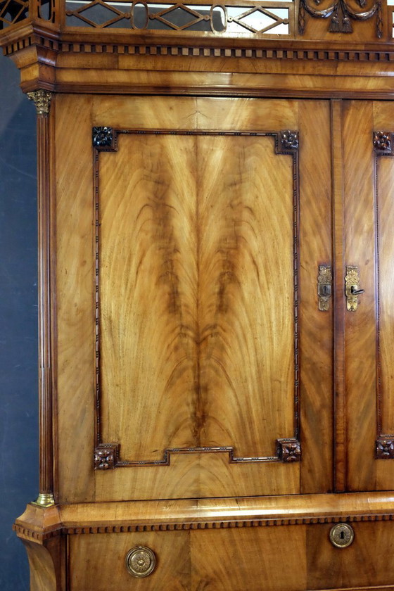 Image 1 of Elégant cabinet en acajou à décor floral vers 1780.