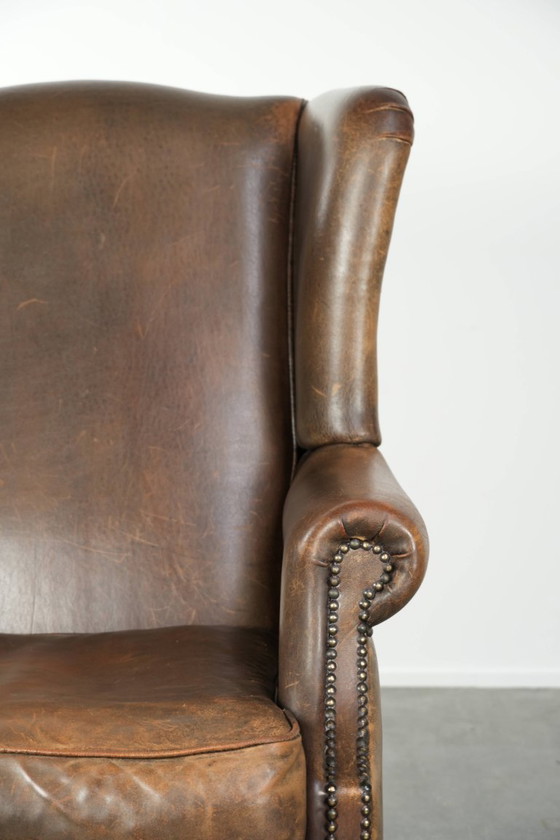 Image 1 of Grote karaktervolle schapenleren oorfauteuil met mooie warme kleuren en een prachtig patina in Engelse stijl