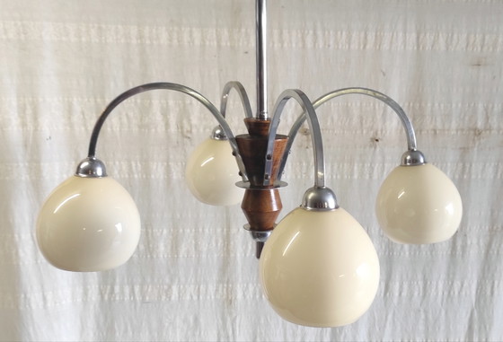 Image 1 of Art Deco kroonluchter met 4 lampen, uitgevoerd in verchroomd metaal met opalen bollen - jaren 1940/50