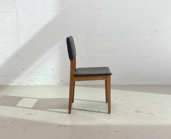 Houten stoelen uit het midden van de 20e eeuw met zwarte bekleding, jaren 60. – Eetkamerstoelen, Wood (photo 9 of 14)