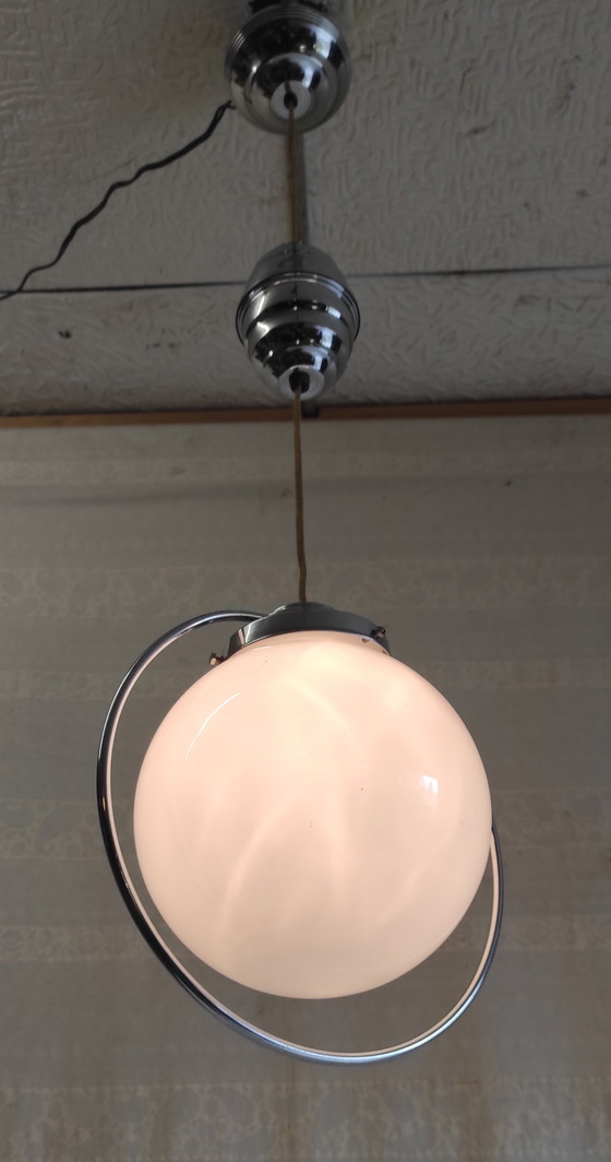 Image 1 of Lampada a sospensione in stile Art Déco in metallo cromato con globo in vetro opalino - metà del XX secolo
