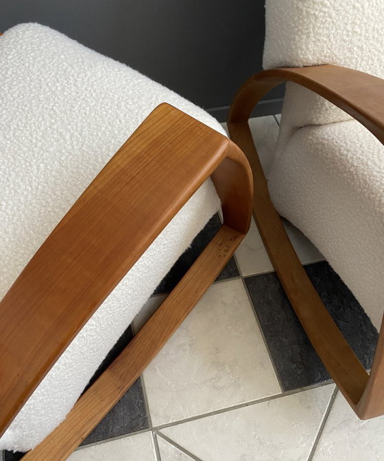 Image 1 of Deux grands fauteuils à bascule très confortables, retapissés en bouclette blanche.