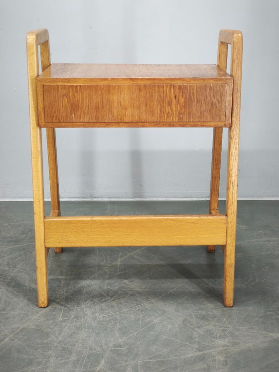 Image 1 of Table d'appoint en chêne tchèque des années 1960 avec tiroir de rangement intégré