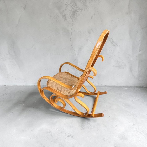 Image 1 of Vintage Thonet-stijl gebogen houten schommelstoel – ca. 1970