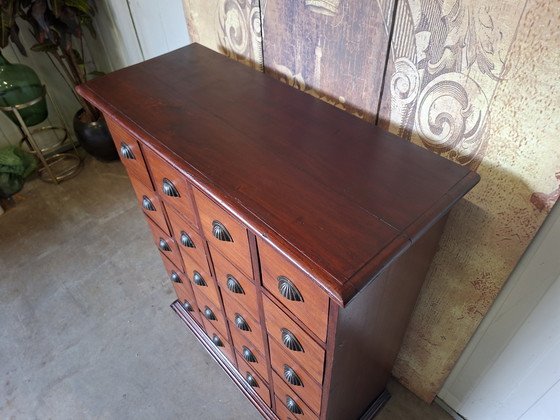 Image 1 of Antieke teakhouten ladenkast, apothekerskast, archiefkast afm: 90x38cm en 104cm hoog.
