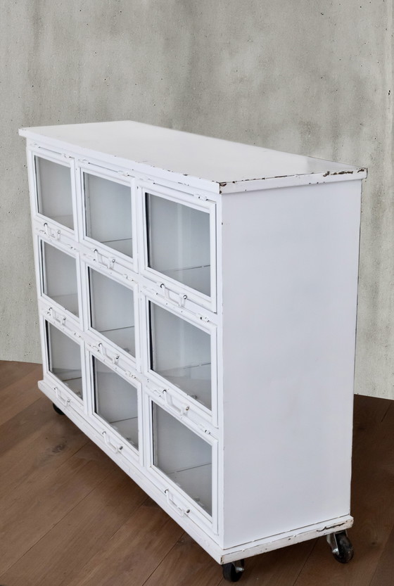 Image 1 of Vetrina vintage in metallo con 9 ante a ribalta in vetro.