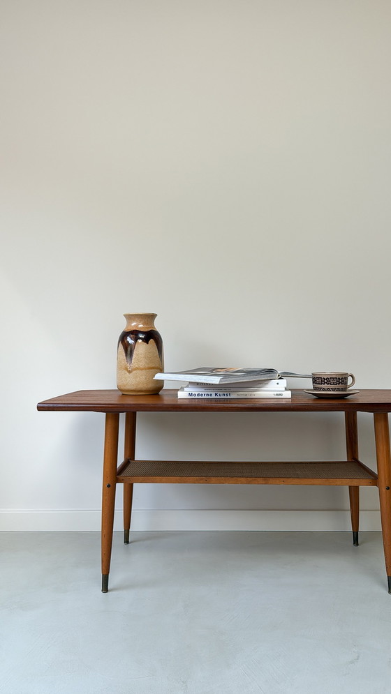 Image 1 of Table basse vintage en bois de forme « ovale » avec étagère inférieure