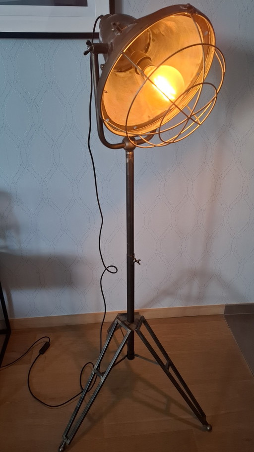 Lampada da terra moderna con supporto, look industriale