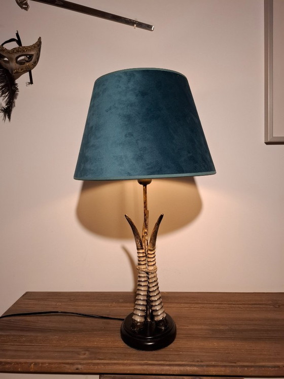 Image 1 of Lampada da tavolo rifinita a mano - Design esotico in corno con paralume in velluto color verde acqua