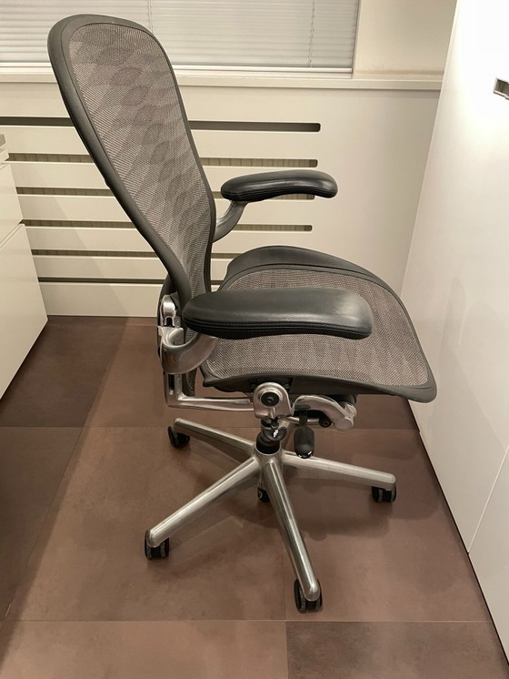 Image 1 of Esmoquin pulido Herman Miller Aeron con opciones completas