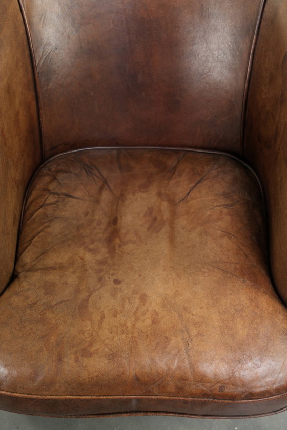 Image 1 of Heerlijke stoere cognac kleurige schapenleren clubfauteuil met een mooie vintage look in Engelse stijl