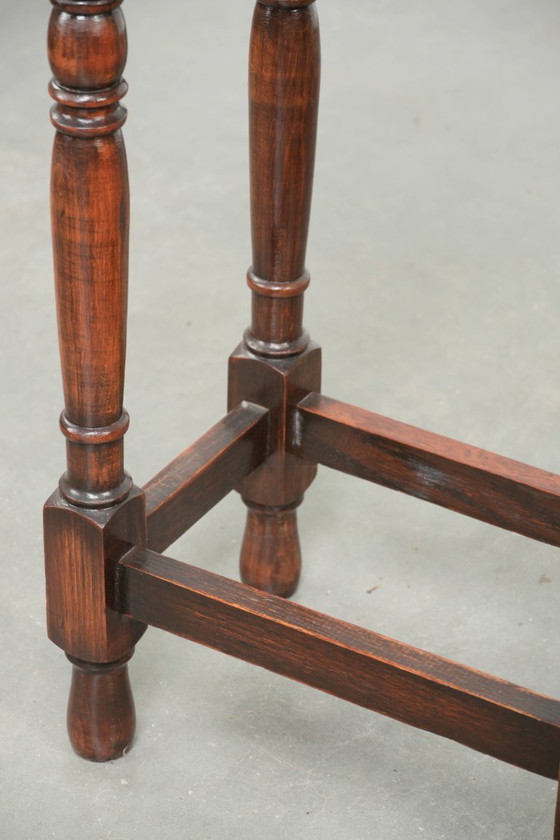 Image 1 of Antique oval English oak side table from the early 20th century with beautiful colors