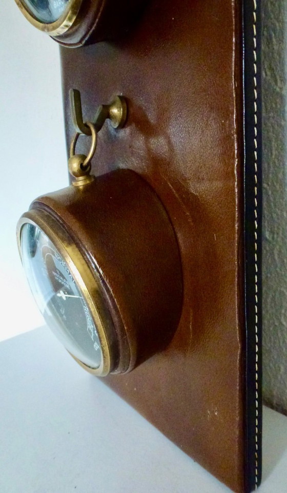 Image 1 of Stazione meteorologica d'epoca con orologi separati.